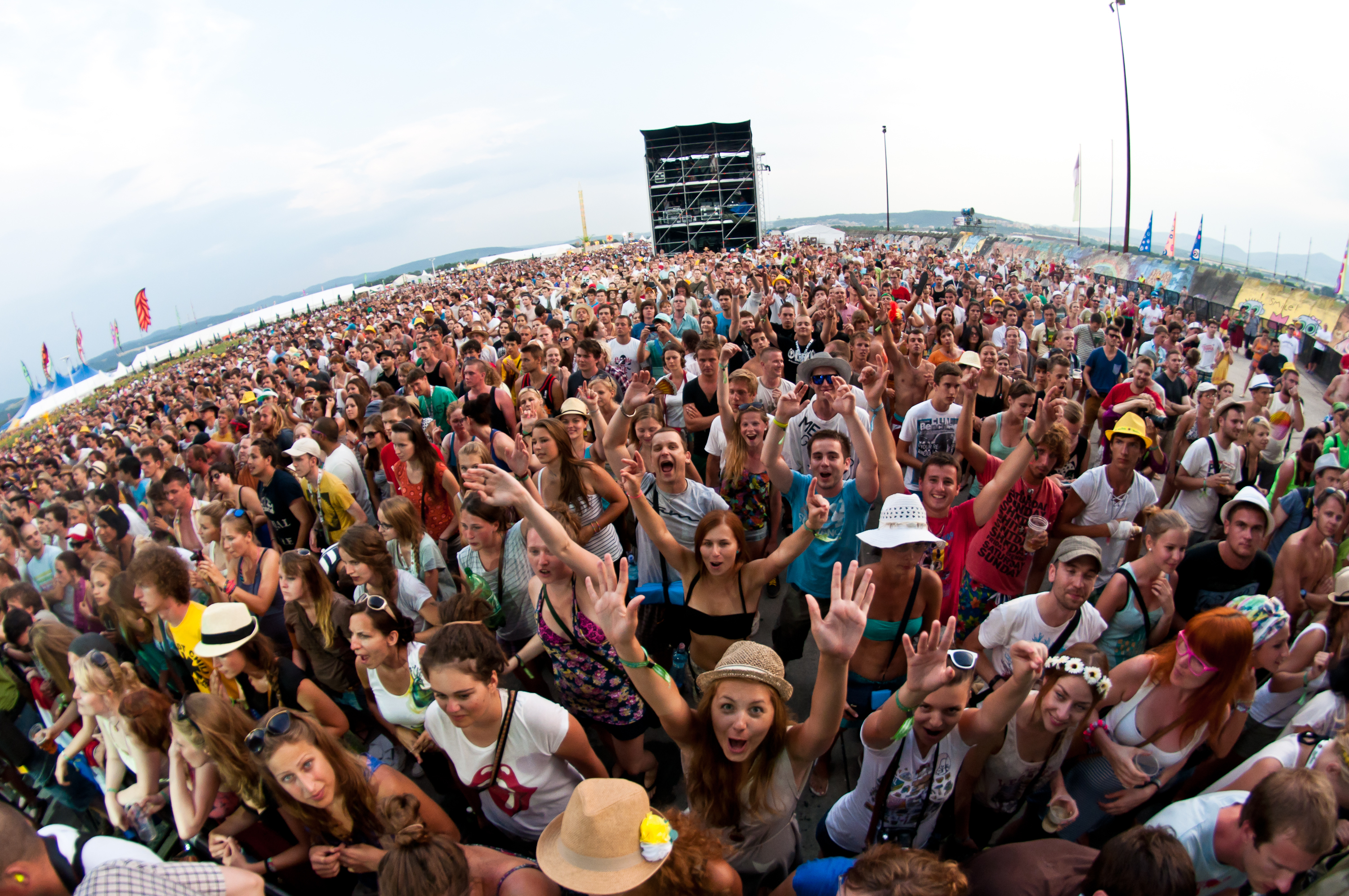 Много людей на концерте. Толпа на концерте. Люди на концерте. Много народу на концерте. Летний музыкальный фестиваль.
