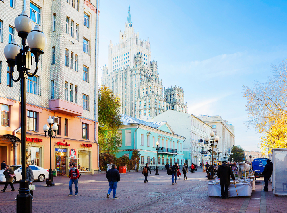 Пешеходная улица в центре москвы. Улица Арбат в Москве. Арбат улица Москва СССР. Пешеходная улица в Москве Арбат. Старый Арбат пешеходная улица.